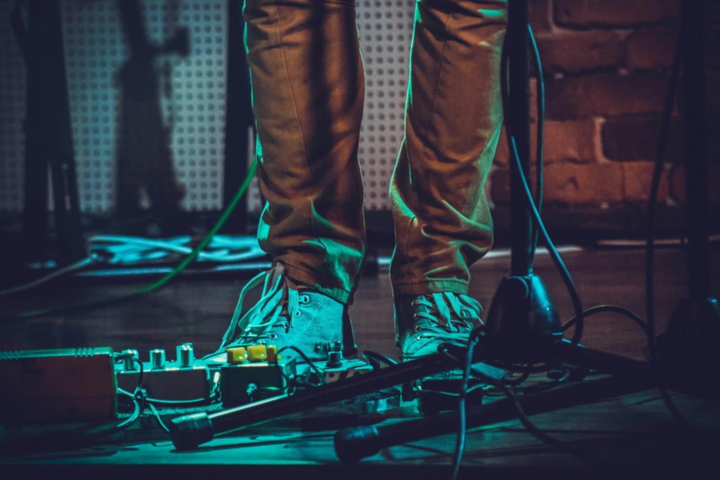 Синтезатор з аналоговими контролерами