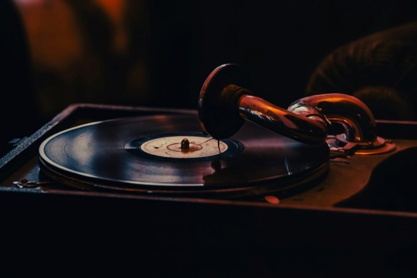 Процес роботи над музичною композицією в студії звукозапису