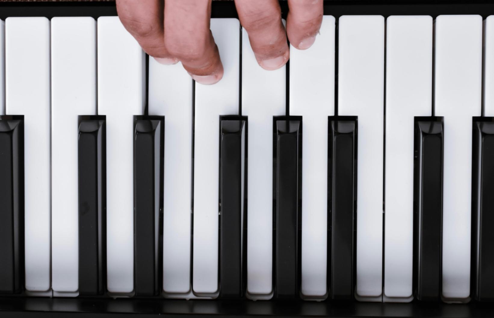 Продюсер аналізує частотний спектр треку