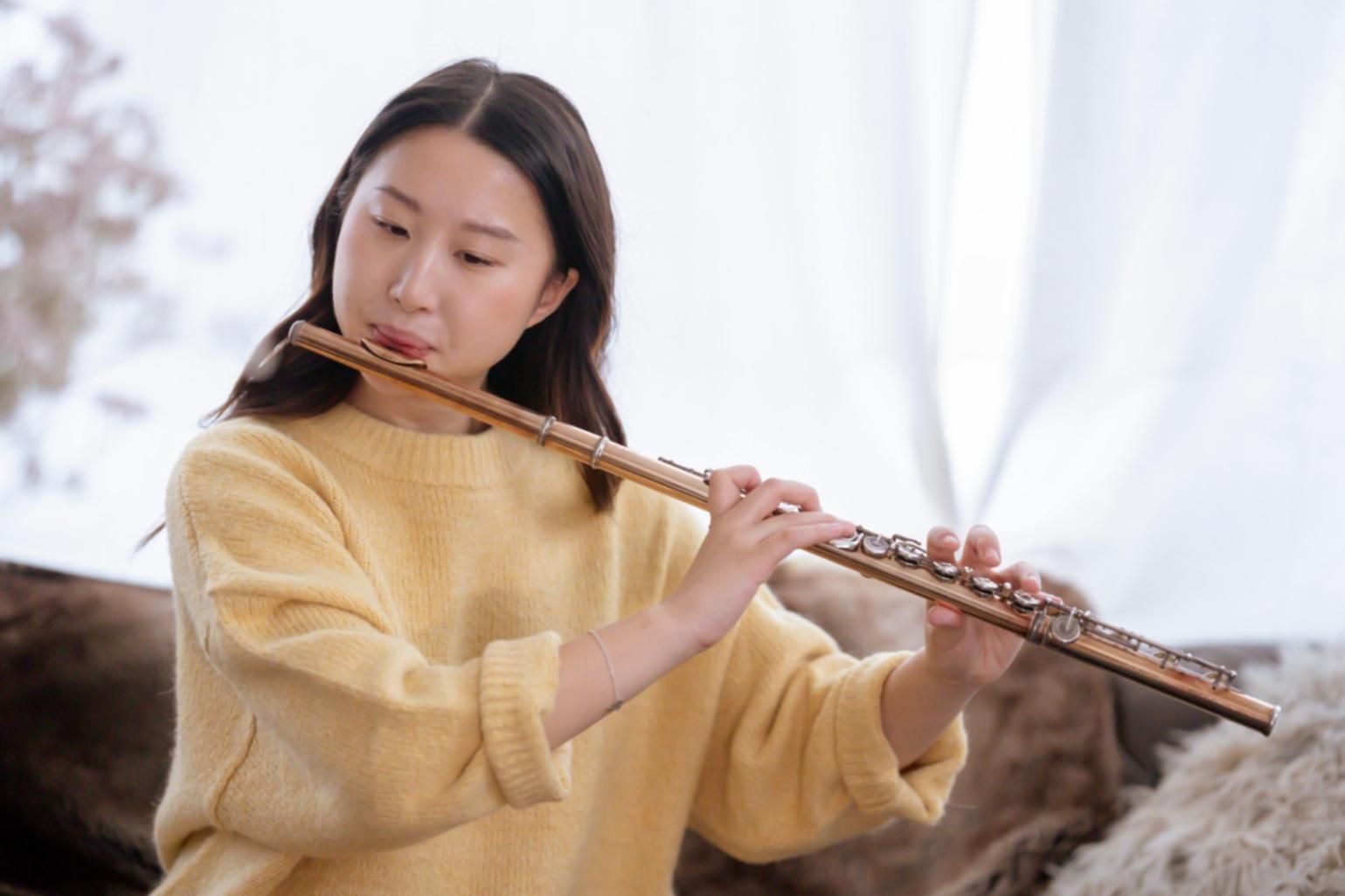 Студент за роботою з музичним обладнанням