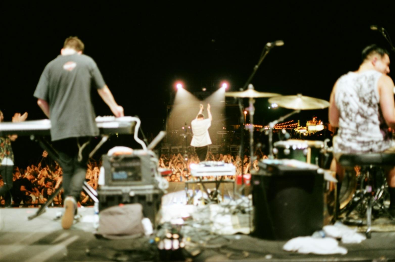 Студент працює над першим треком у DAW